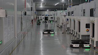 光伏工廠里的智能“載客師傅”與“調(diào)度員” AI驅(qū)動(dòng)的未來(lái)車間已來(lái)